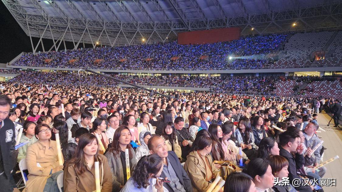 观众情绪高涨，现场气氛热烈无比