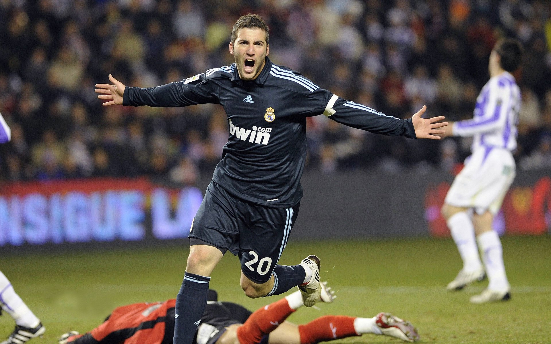 开云APP-友谊赛对决，曼联轻取阿根廷，蒂亚戈点燃赛场